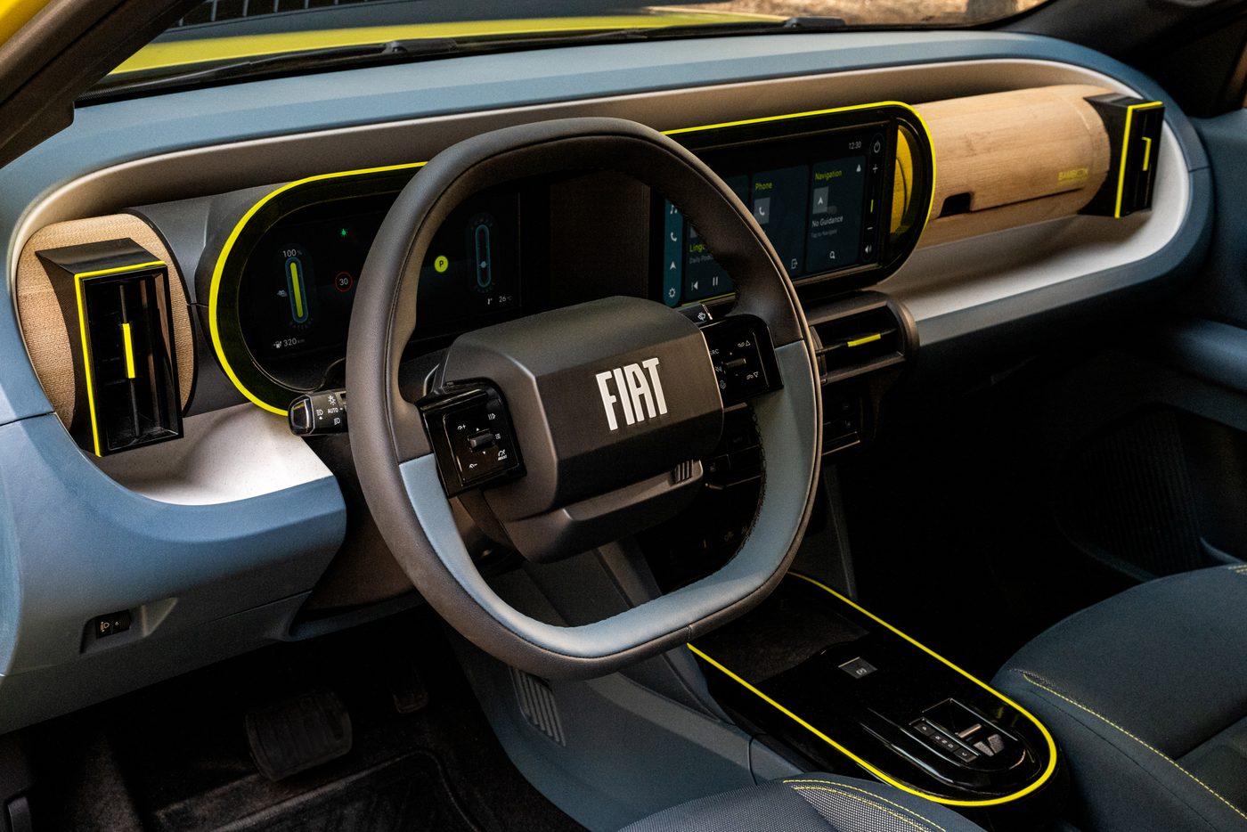 Интериорът на FIAT Grande Panda: волан и табло със сензорен екран